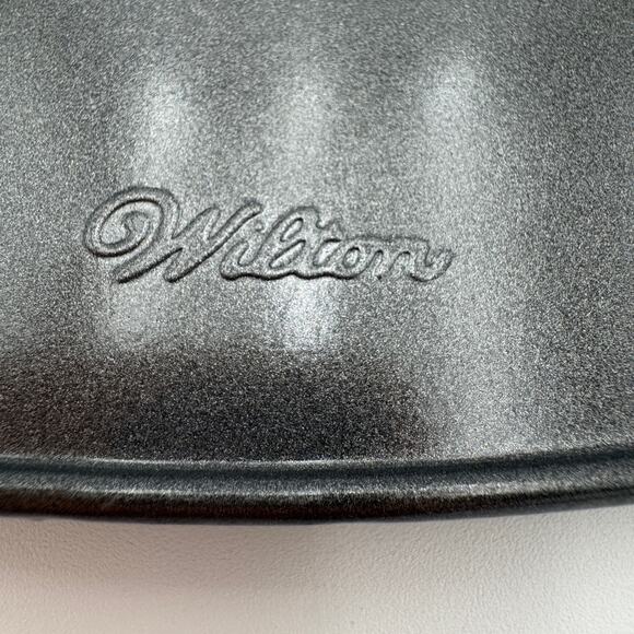 Set of 2 Wilton Gingerbread Man and Valentine Non-Stick Pans - Picture 6 of 6